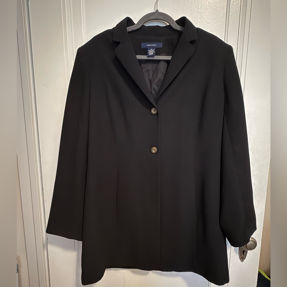 Jones Wear Classic Black Blazer